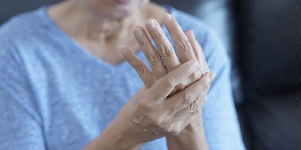 Osteoartritas pasireiškia raumenų spazmais, nedideliu patinimu ir skausmu pirštų sąnariuose.