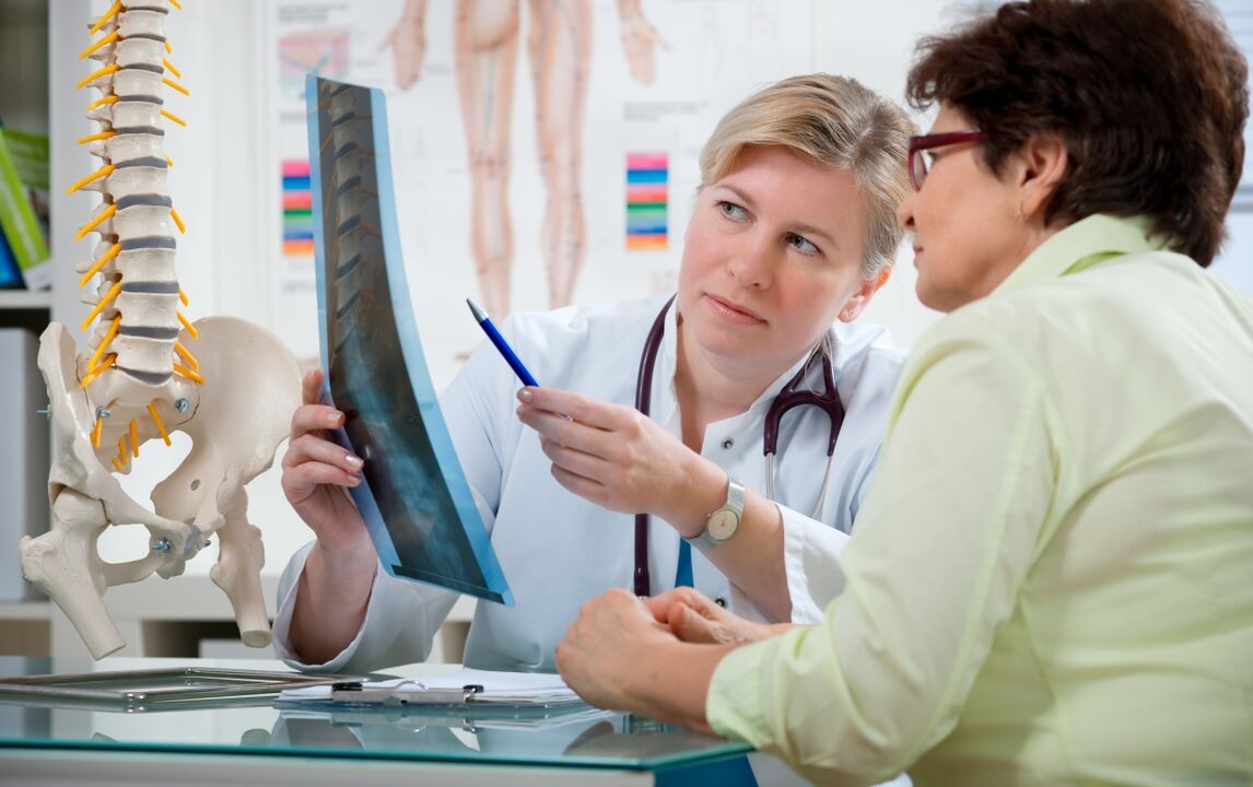 gydytojas pateikia rekomendacijas dėl gimdos kaklelio osteochondrozės
